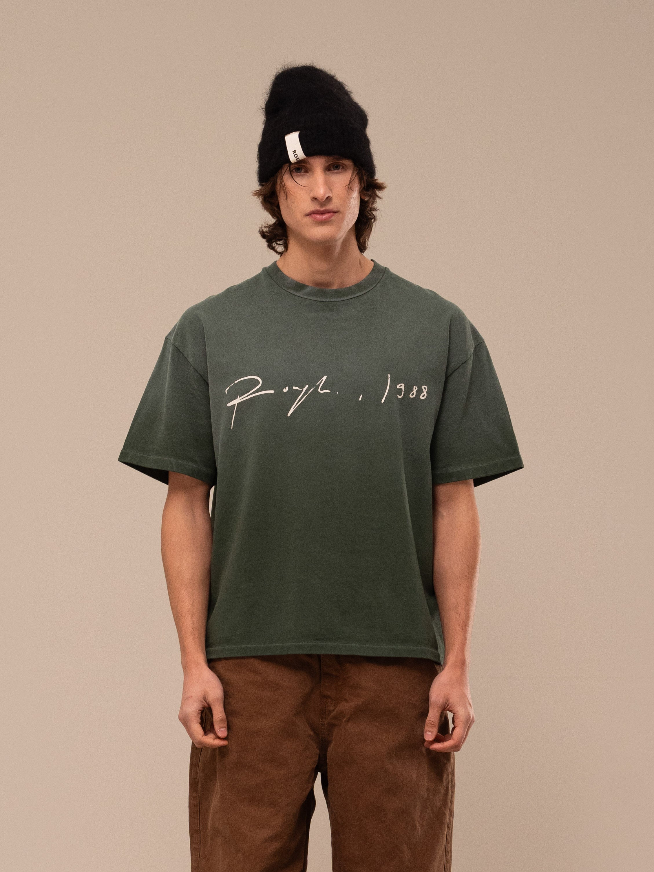 SIGNATURE T-SHIRT DARK GREEN – ROUGH.